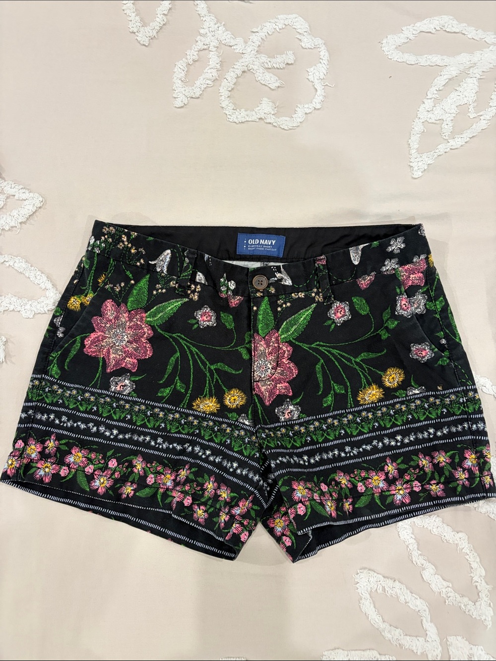 Old Navy Everyday Shorts - Black Floral - Chino Type Women’s Size 4 Inseam 3.5”